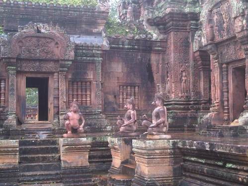 finally in Siem Reap (Cambodia), to explore the jewels of the Angkor temples. You were all waiting to see them :-) Started today with the most remote and unknown sites, still offering jewels as the exquisite Banteay Srei hindu temple (10th century)